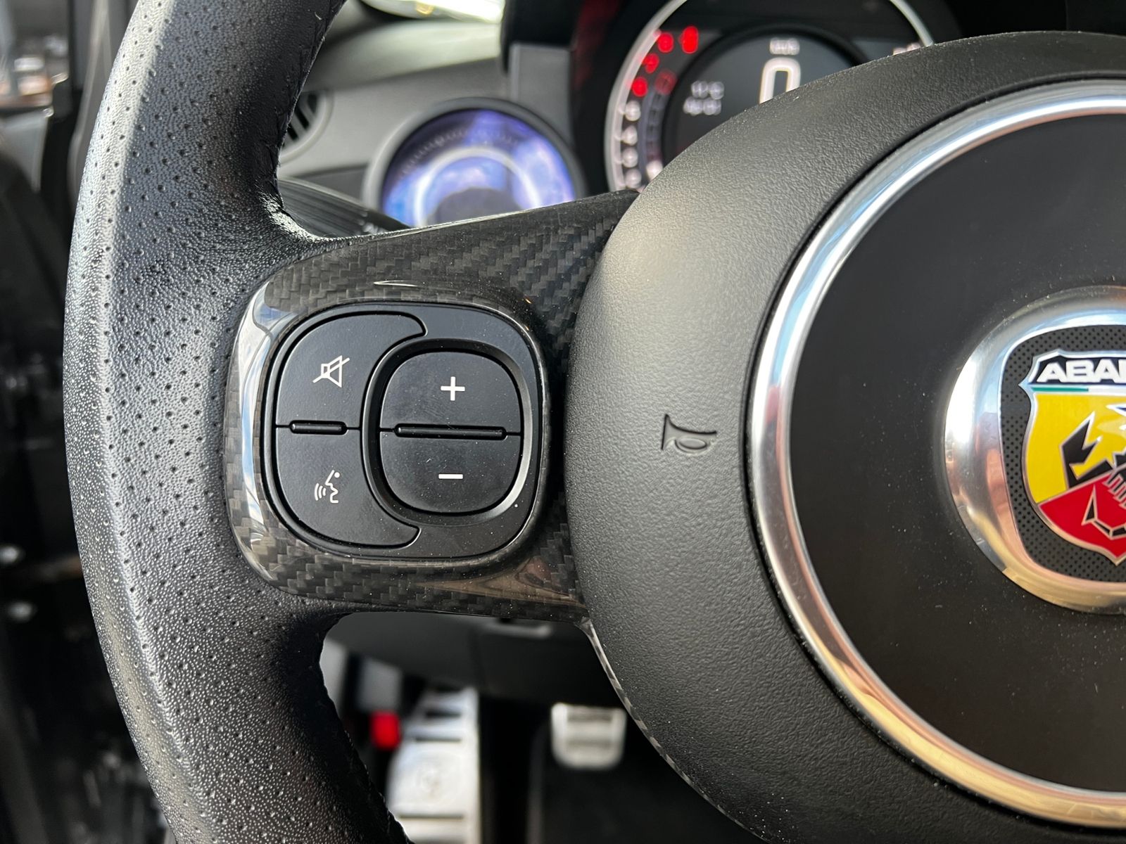 Fahrzeugabbildung Abarth 595C esseesse AKRAPOVIC XENON NAVI ALU