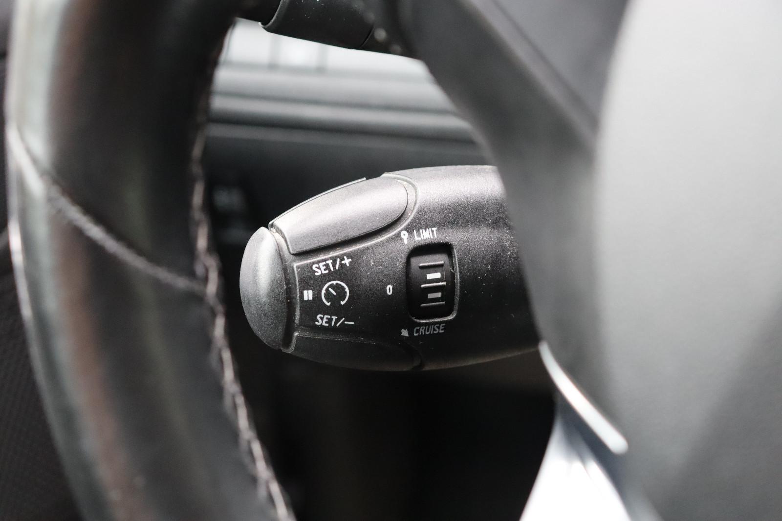 Peugeot 2008 1.5 Blue-HDI Allure Aut. LED Leder Navi