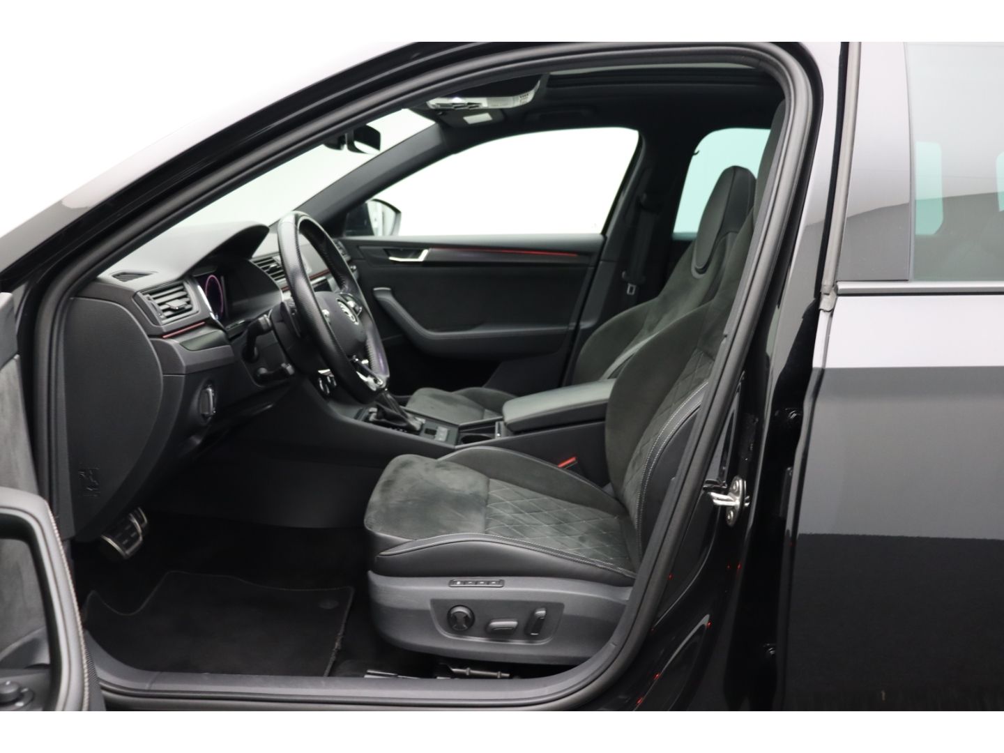 Fahrzeugabbildung SKODA Superb Combi SportLine 4x4 Digi Cockpit 360 Kame
