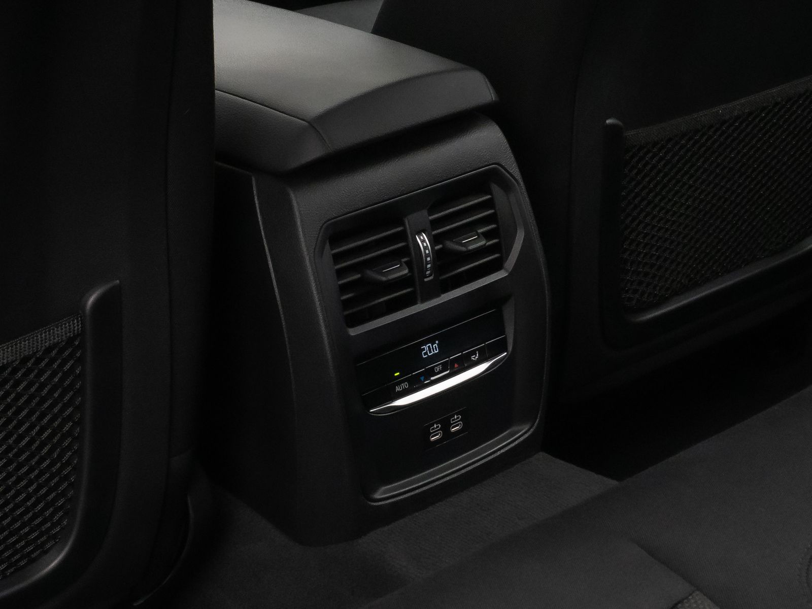 Fahrzeugabbildung BMW 330e Individual DAB HiFi Fernlichtassist PDC LED