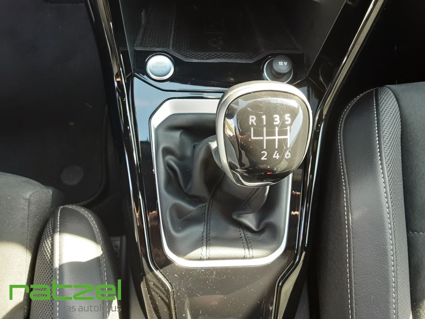 Fahrzeugabbildung Volkswagen T-Roc R-Line 1.5 TSI Sportpaket StandHZG AHK-abn