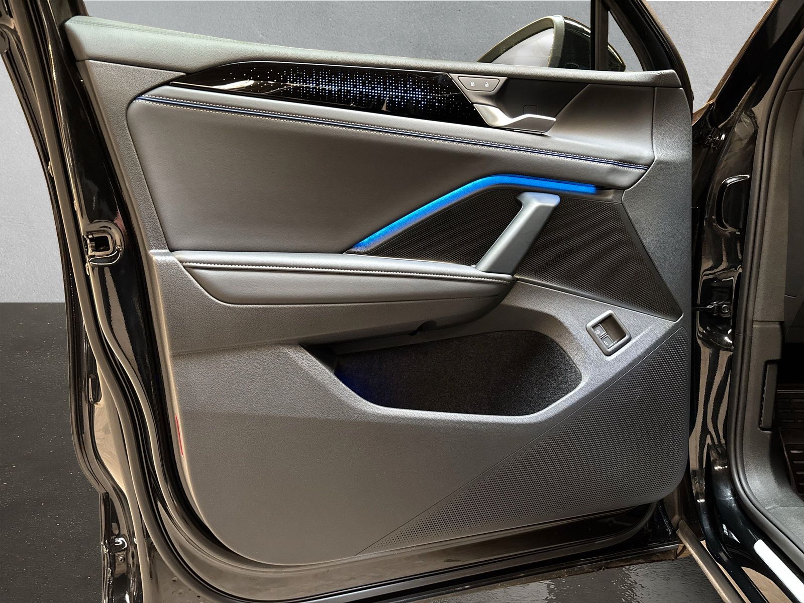 Fahrzeugabbildung Volkswagen Tiguan R-Line 1.5 TSI eHybrid DSG AHK App-Connec