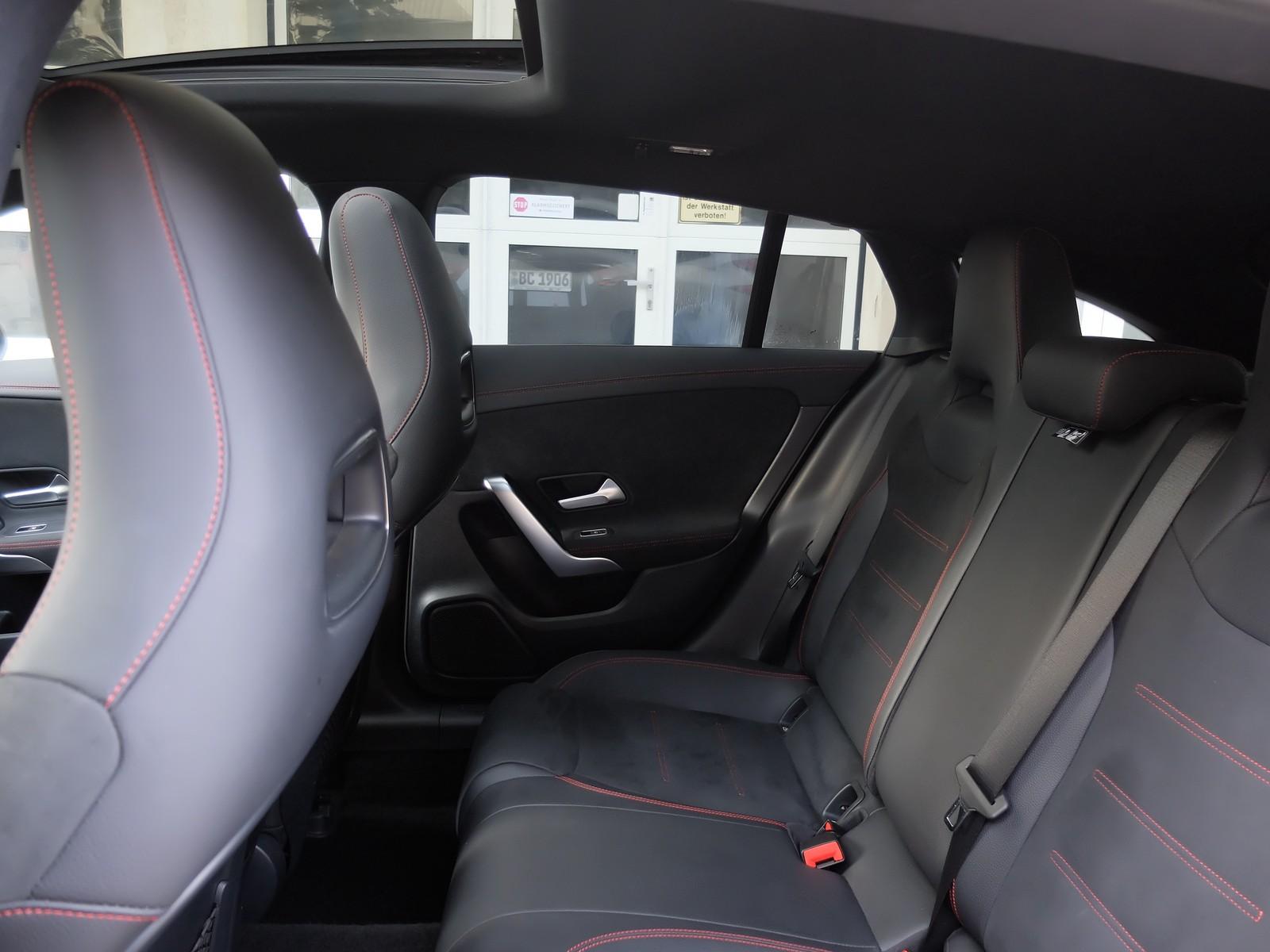 Mercedes-Benz CLA 180 AMG Line Automatik Panorama AHK
