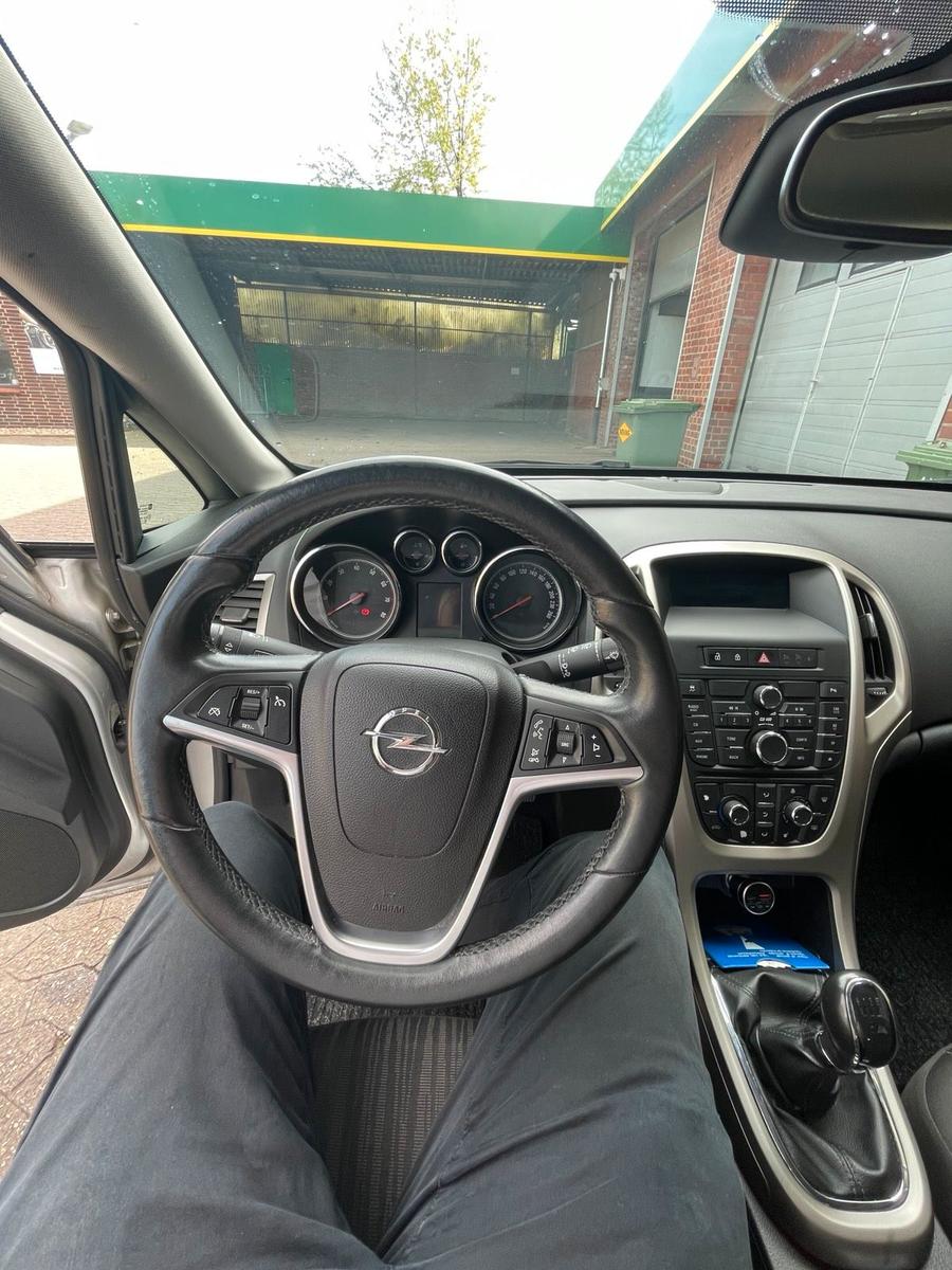 Opel Astra 2011 — interior