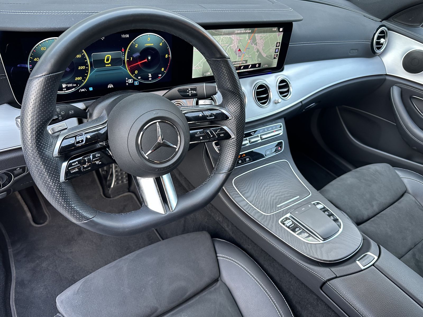 Fahrzeugabbildung Mercedes-Benz E 400d T 4M AMG-Line NAV+LED+360°+WIDESCREEN+1HD