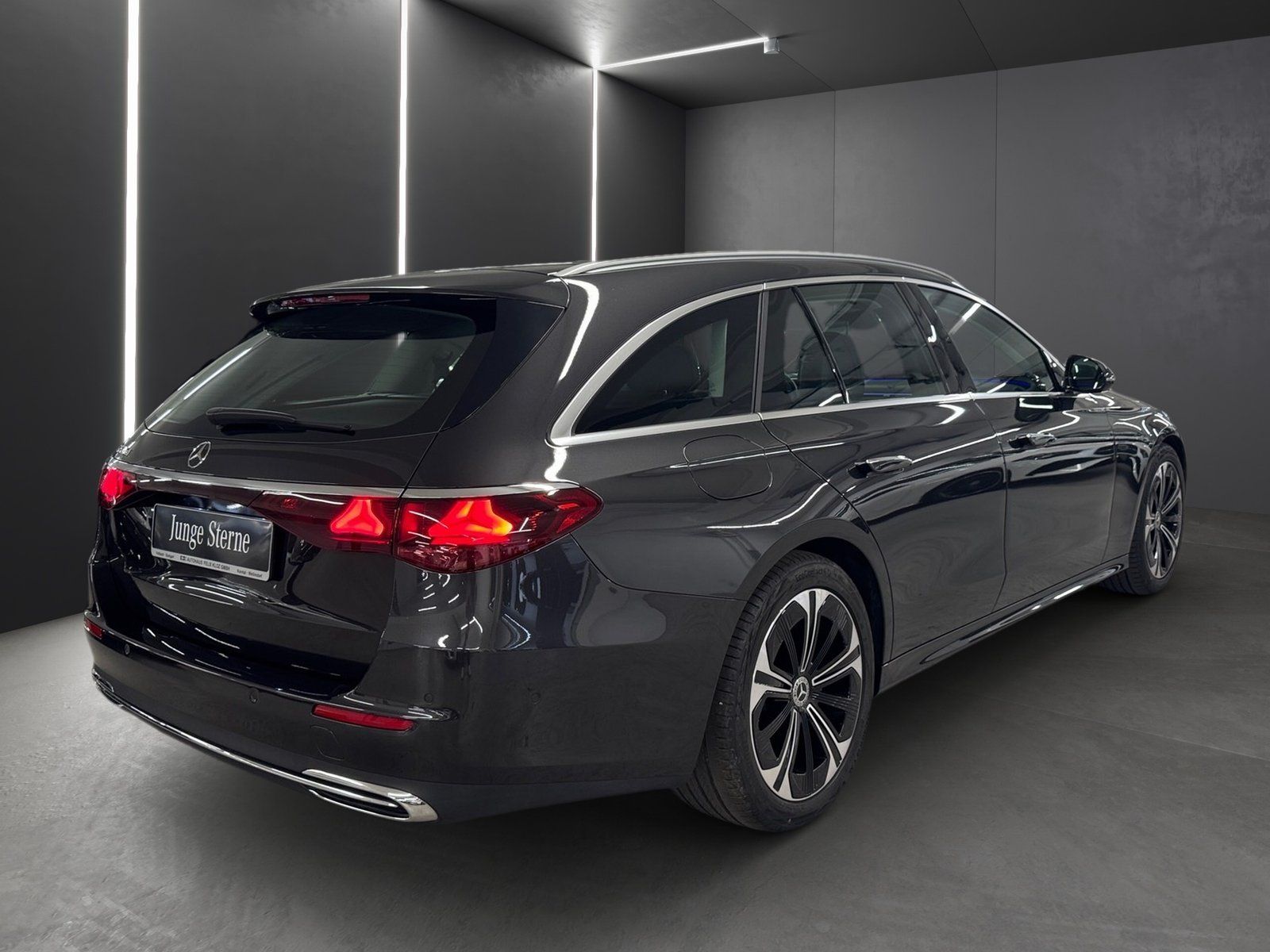 Fahrzeugabbildung Mercedes-Benz E 220 T d AVANTGARDE*Pano*AHK*Distronic*Totwink*