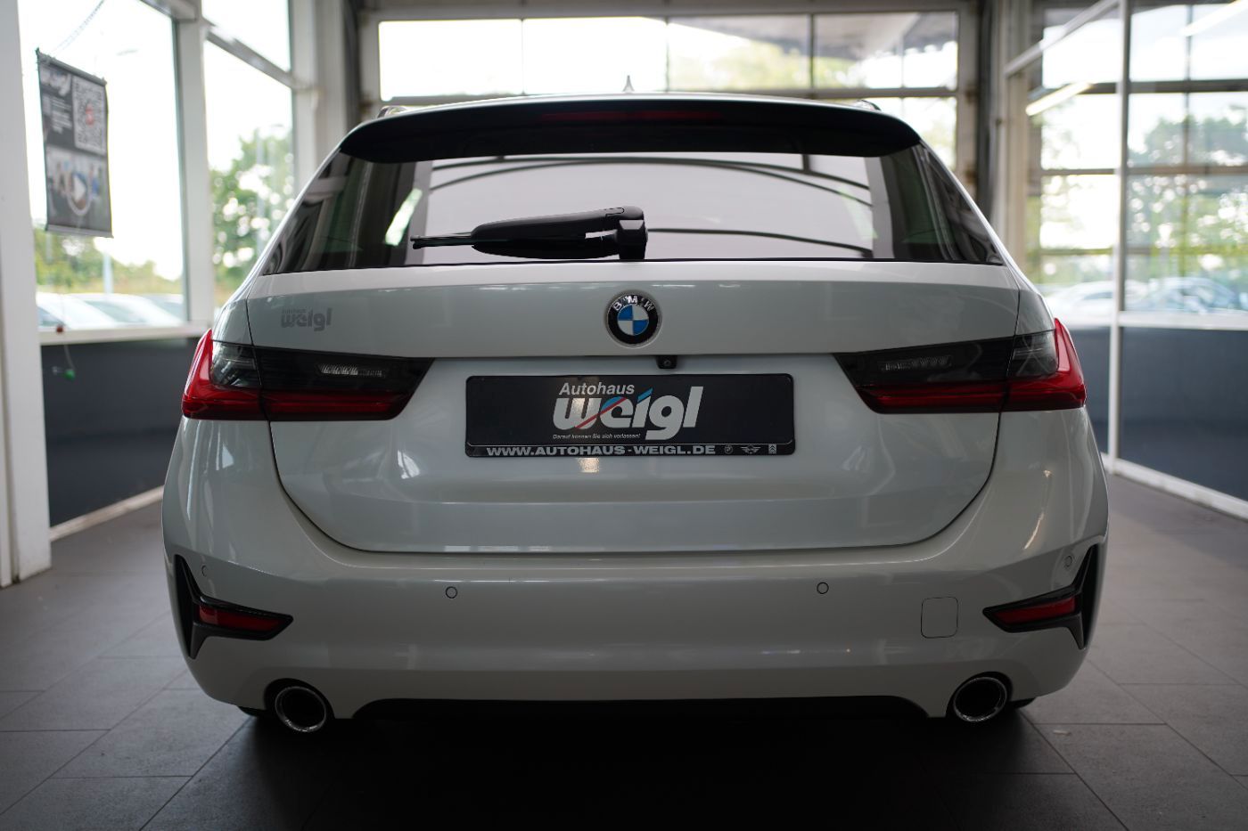 Fahrzeugabbildung BMW 320d Sport Line +HeadUp+AHK+Laserlicht+Parkassis