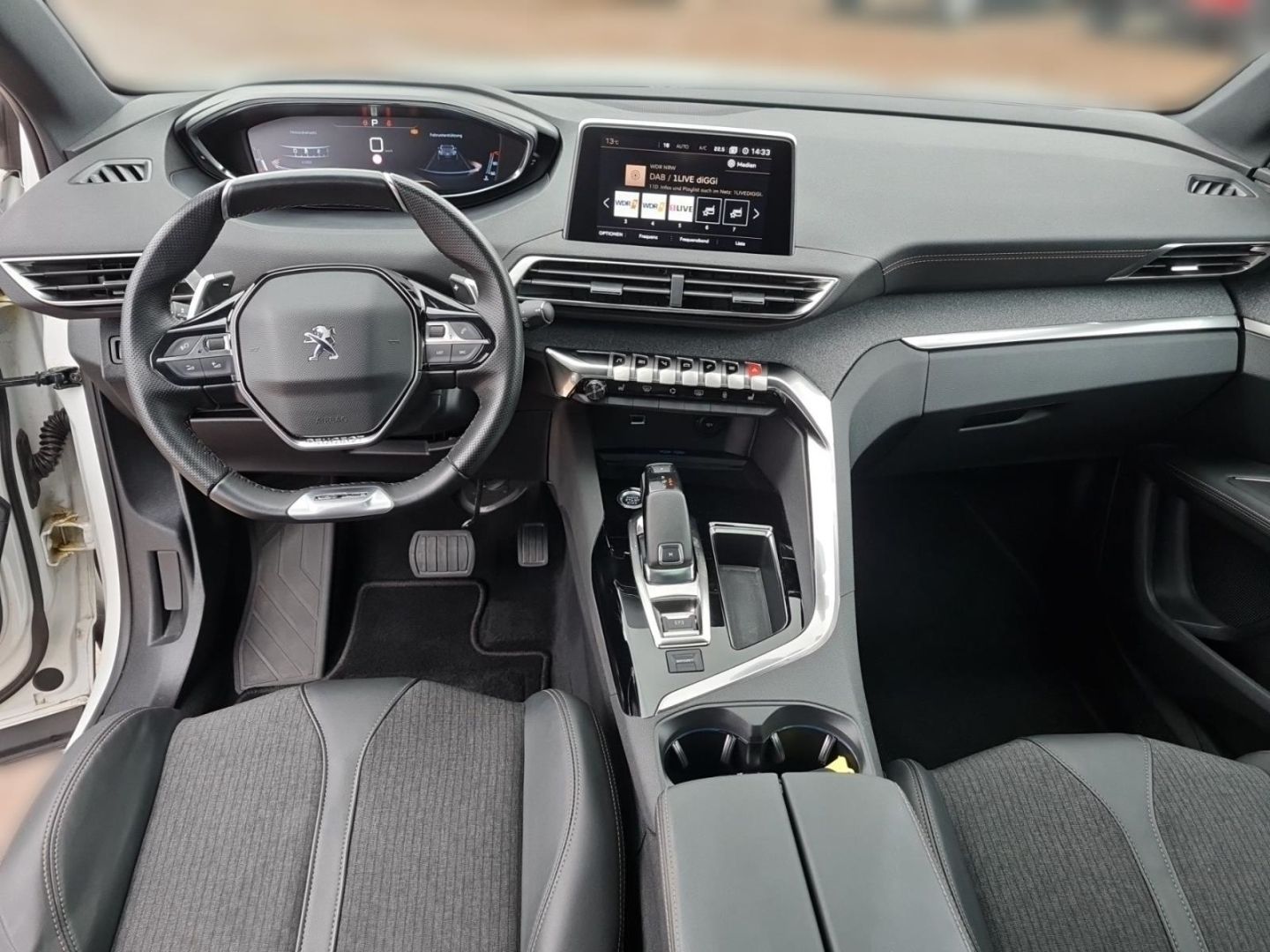 Fahrzeugabbildung Peugeot 3008 PureTech 1.2 Allure 130 PANO+LED+360°CAM