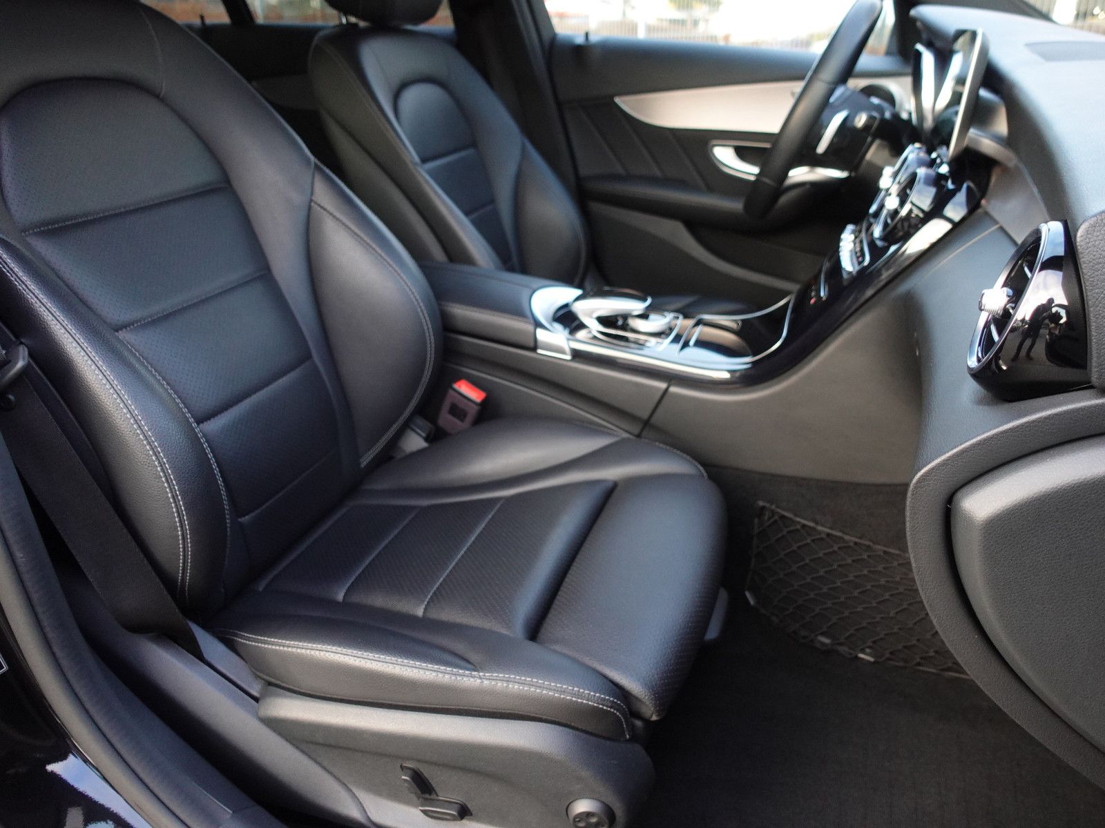 Fahrzeugabbildung Mercedes-Benz C 220d T 4MATIC 9G-T AMG Line Assist CarPlay RFK