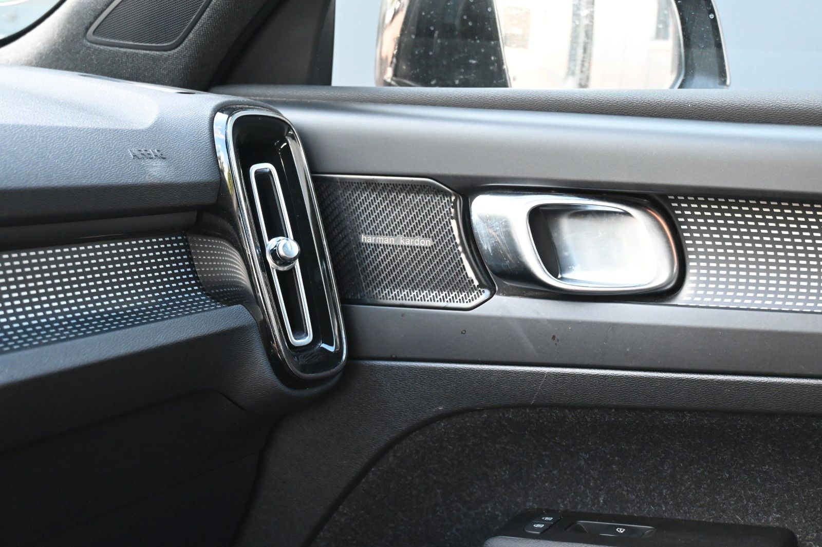 Fahrzeugabbildung Volvo XC40 BEV AWD R Design*H&K*FSHZG*RFK*WP*20Zoll*