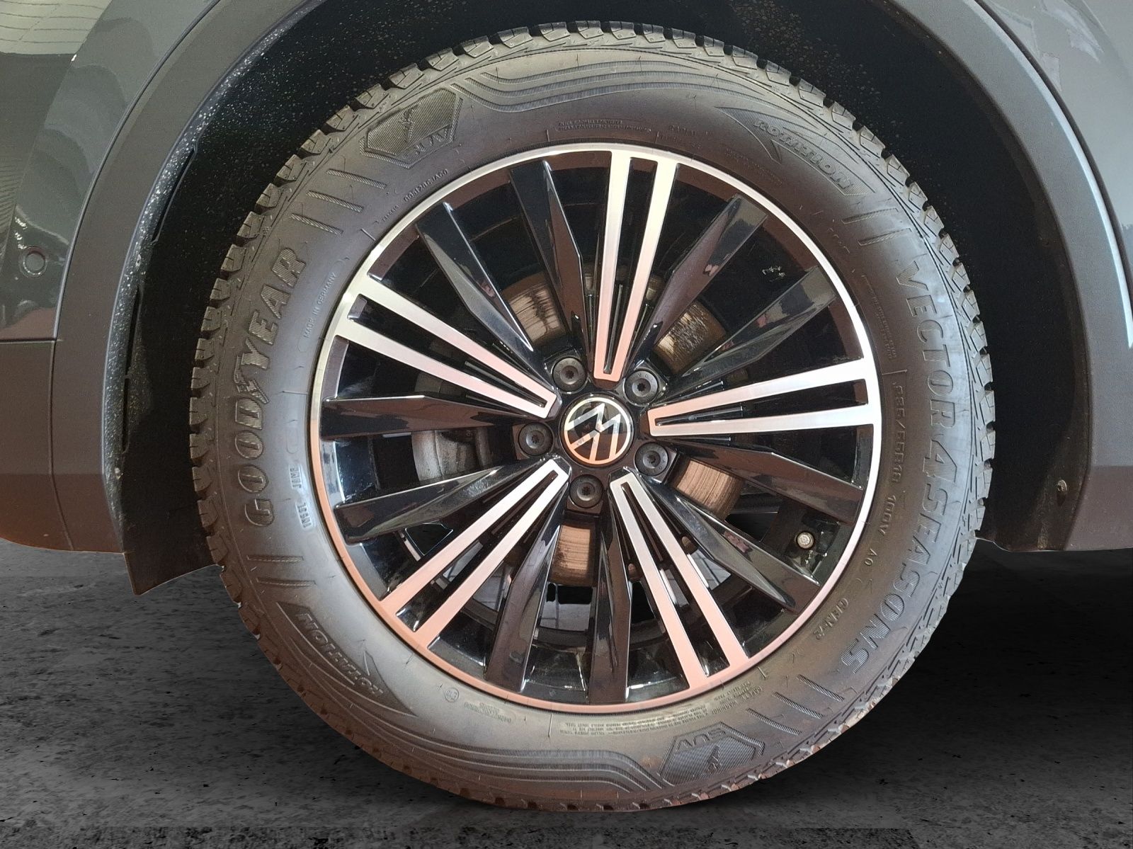 Fahrzeugabbildung Volkswagen Tiguan TSI Active DSG LED Navi ACC RFK SH 18"