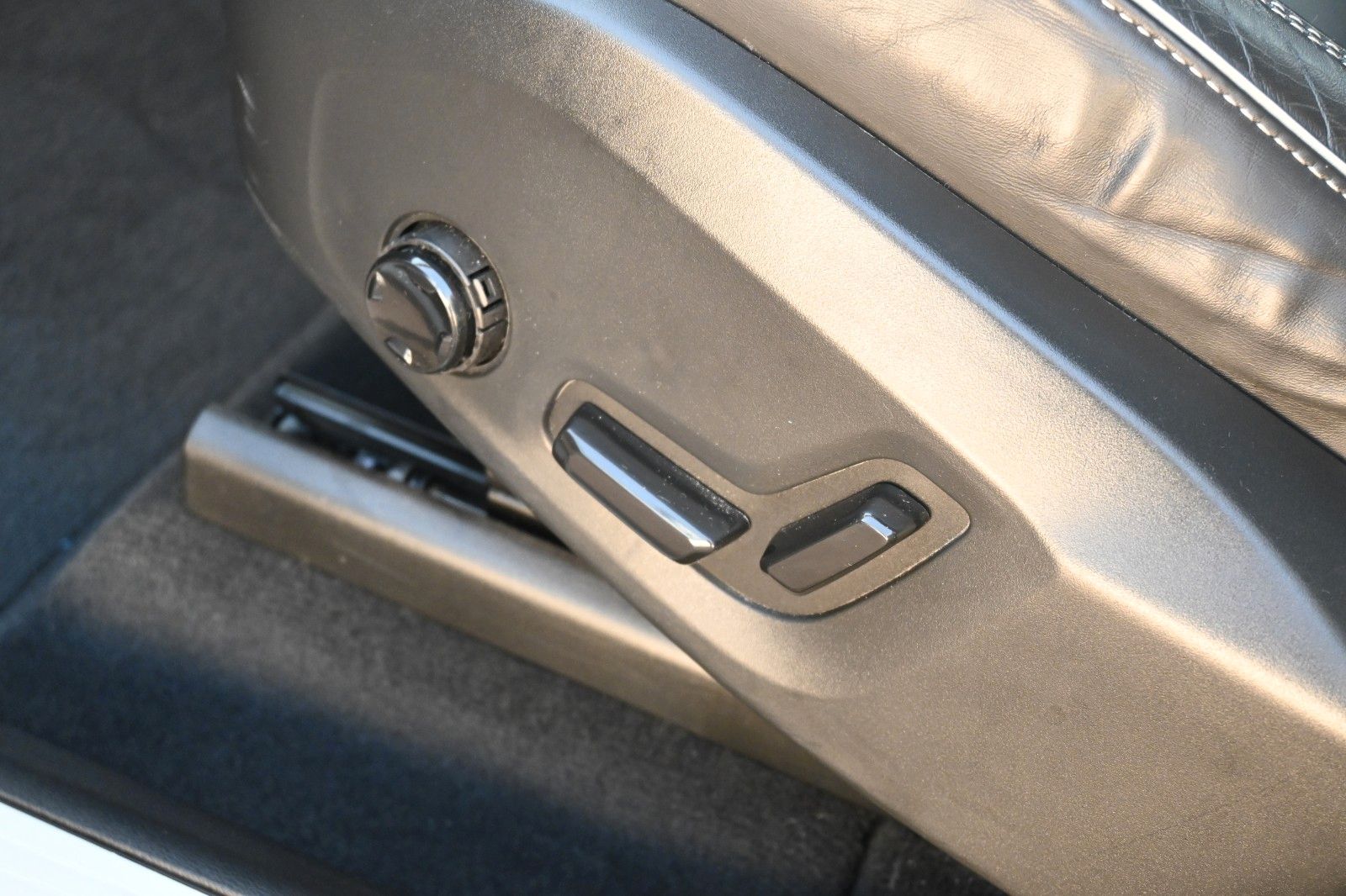 Fahrzeugabbildung Volvo XC60 B4 AWD Plus Dark*LED*PANO*STHZ*H&K*360°*AHK