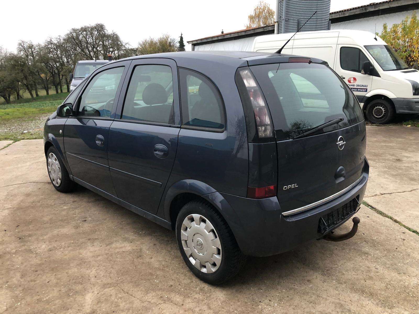 Opel Meriva 2012 — салон