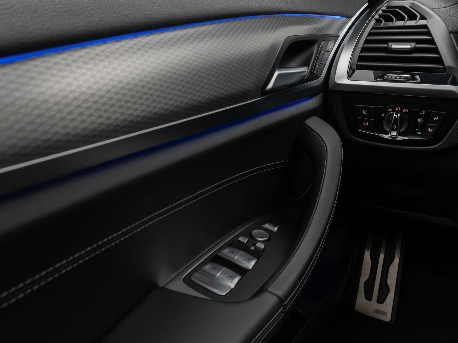 Fahrzeugabbildung BMW X3 M40i Panorama Kamera HUD DAB HiFi AHK Komfort