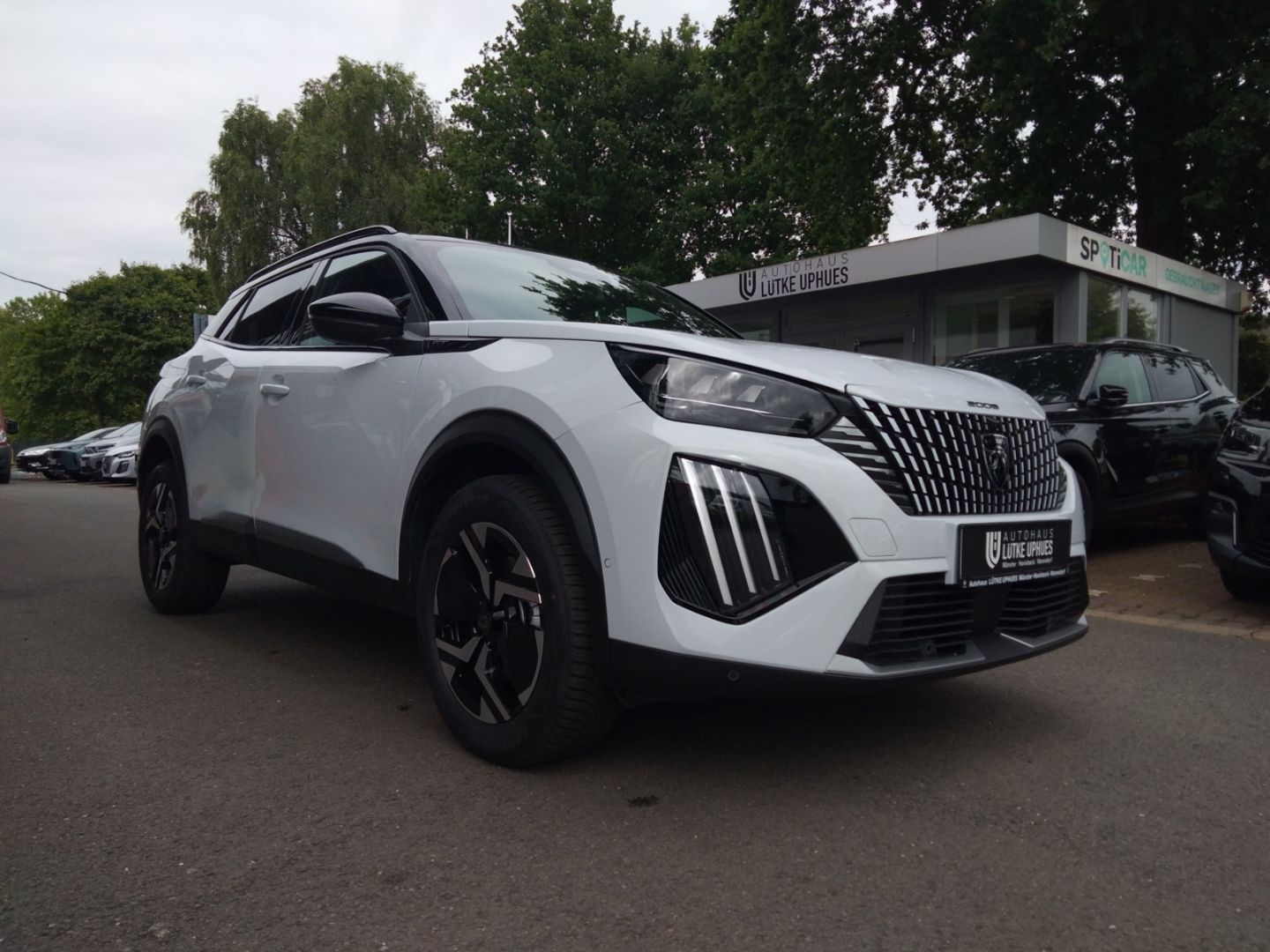 Fahrzeugabbildung Peugeot 2008 GT HYBRID 145 e-DSC6 El. Panodach Navi ACC