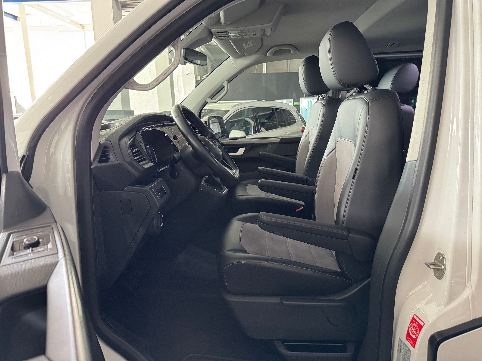 Fahrzeugabbildung Volkswagen T6.1 4M DSG IQ.DRIVE INDIVIDUAL EDITION 6-SITZER