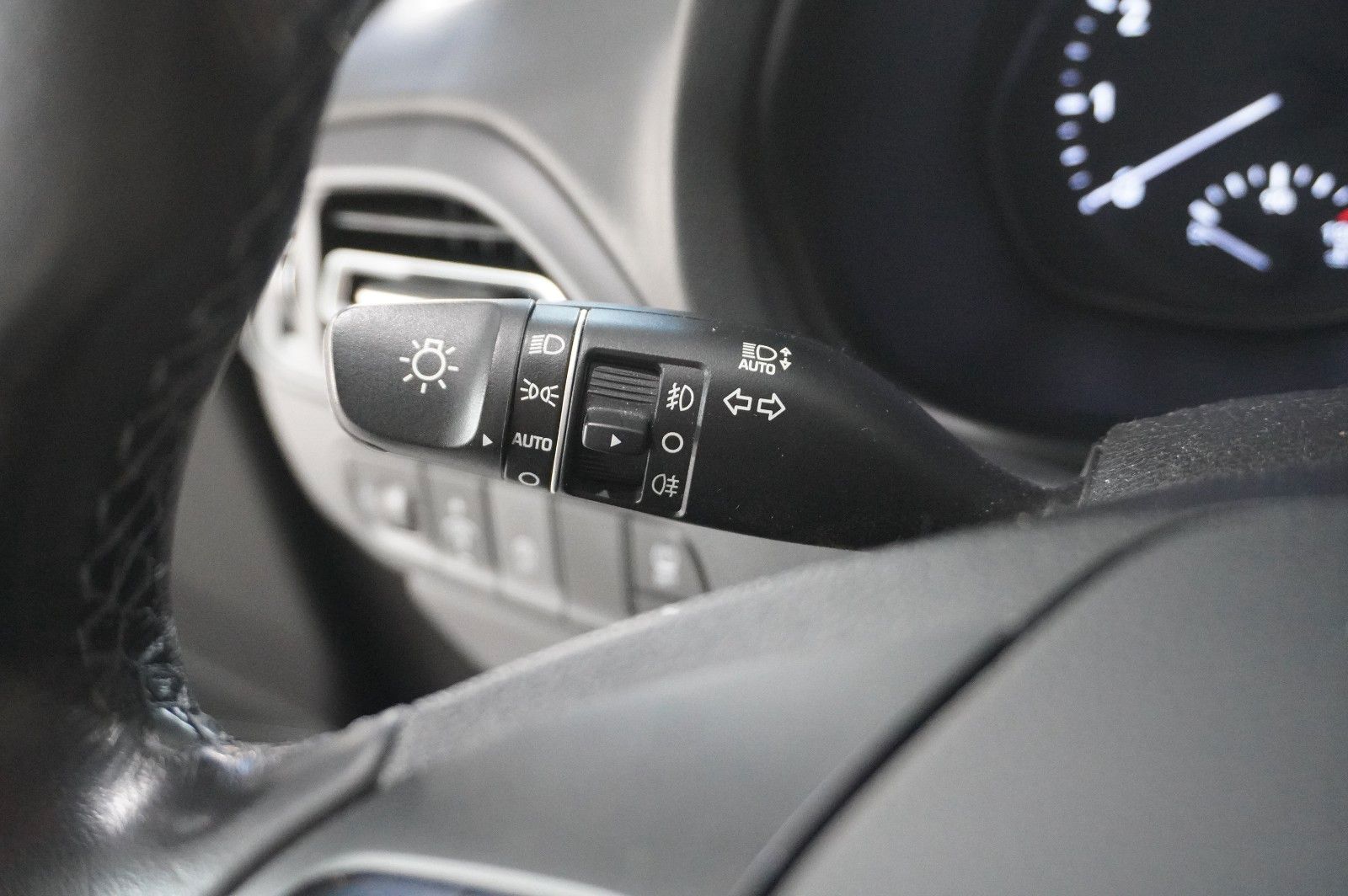 Fahrzeugabbildung Hyundai i30 1.5 T-GDI PURE NAVI/LED/KAMERA/SPORT/SH/AHK
