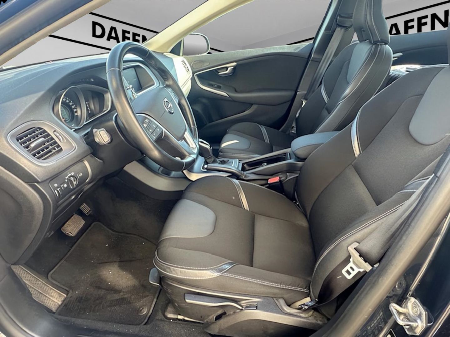 Fahrzeugabbildung Volvo V40 Momentum Navi Soundsystem LED Kurvenlicht Sp