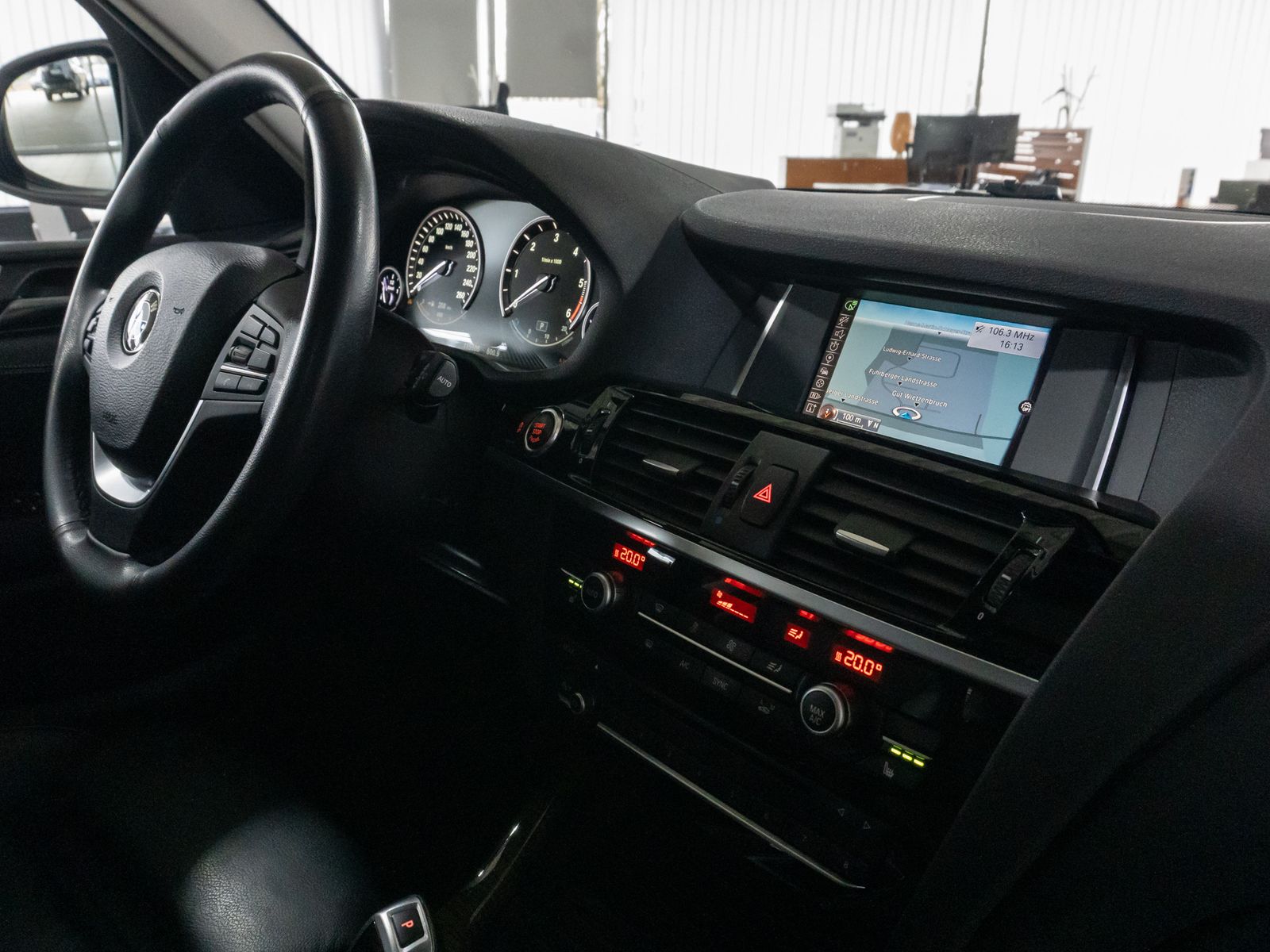 Fahrzeugabbildung BMW X3 xD30d Panorama HUD HiFi Xenon PDC Sport Leder