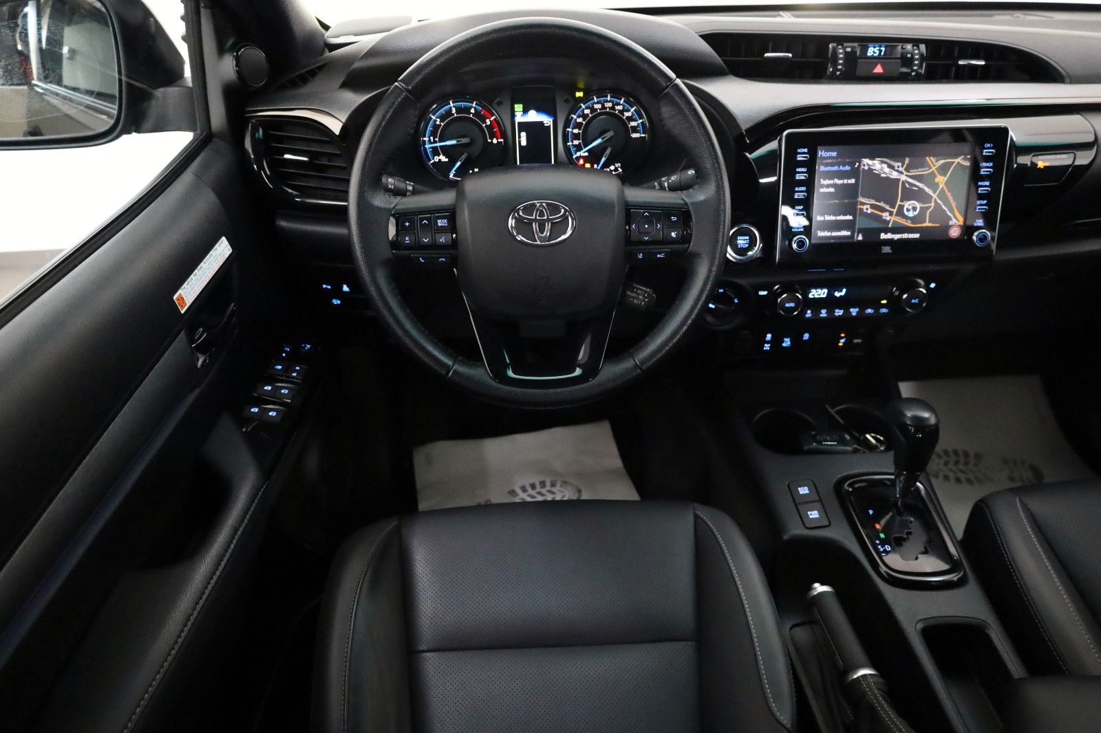 Fahrzeugabbildung Toyota Hilux 2.8 D-4D 4x4Invincible,Leder,ACC,Rollo,AHK