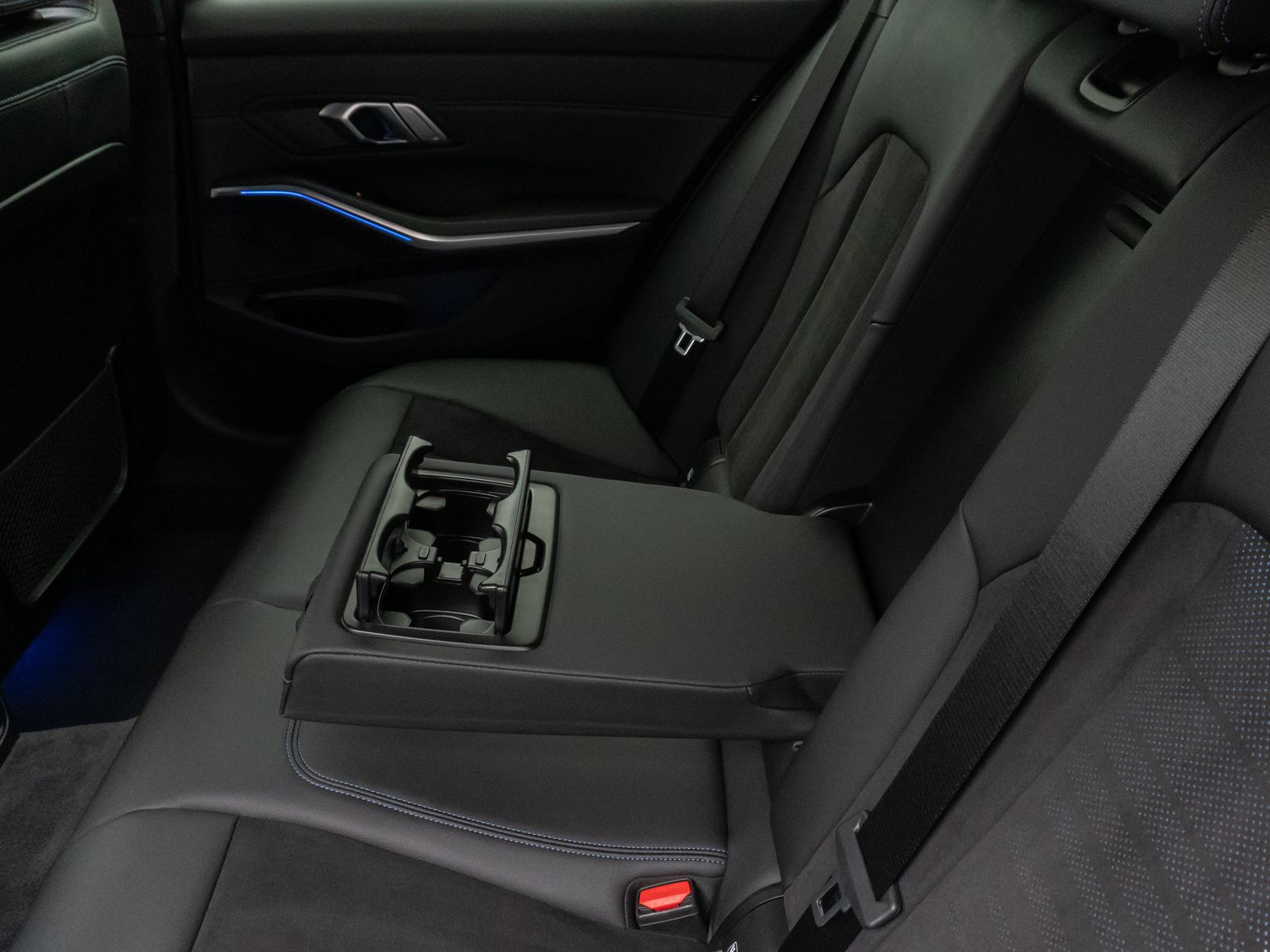 Fahrzeugabbildung BMW 330i M Sport Kamera DAB CockPitPr AHK Alarm 19"