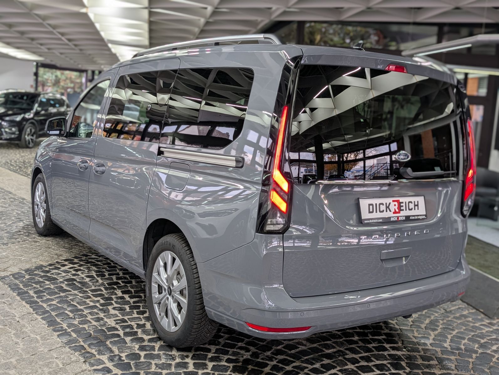 Fahrzeugabbildung Ford Tourneo Connect L2 Titanium 7-Sit Bi-LED Cam AHK