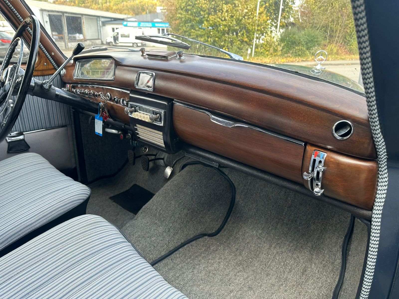 Fahrzeugabbildung Mercedes-Benz 220 S Ponton aus dem Jahr 1956