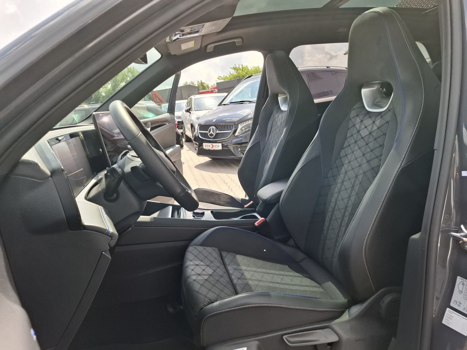 Fahrzeugabbildung Volkswagen Tiguan 2.0 TDI 4M R-Line BLACK*PAN*HK*AHK*MATRIX