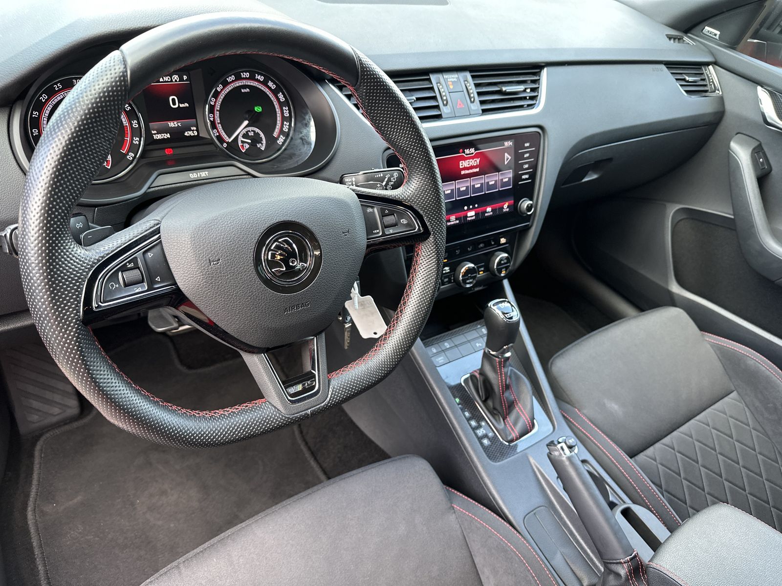 Fahrzeugabbildung SKODA Octavia Combi 2.0 TDI DSG RS NAV+LED+18ZOLL+2HD