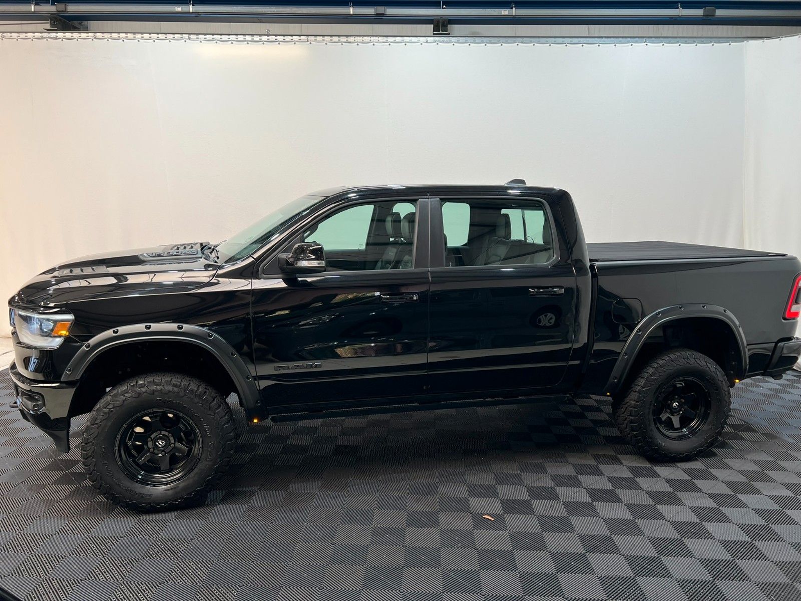 Fahrzeugabbildung Dodge RAM 1500 Laramie Night Crew Cab 4x4 *RTR Umbau*