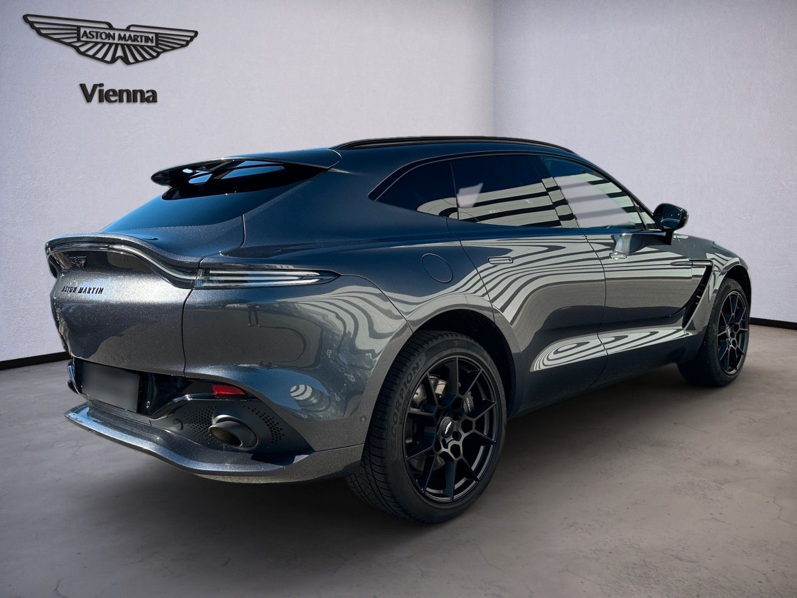Aston Martin DBX / Xenon Grey / Sports Exhaust / PANO imagem 3