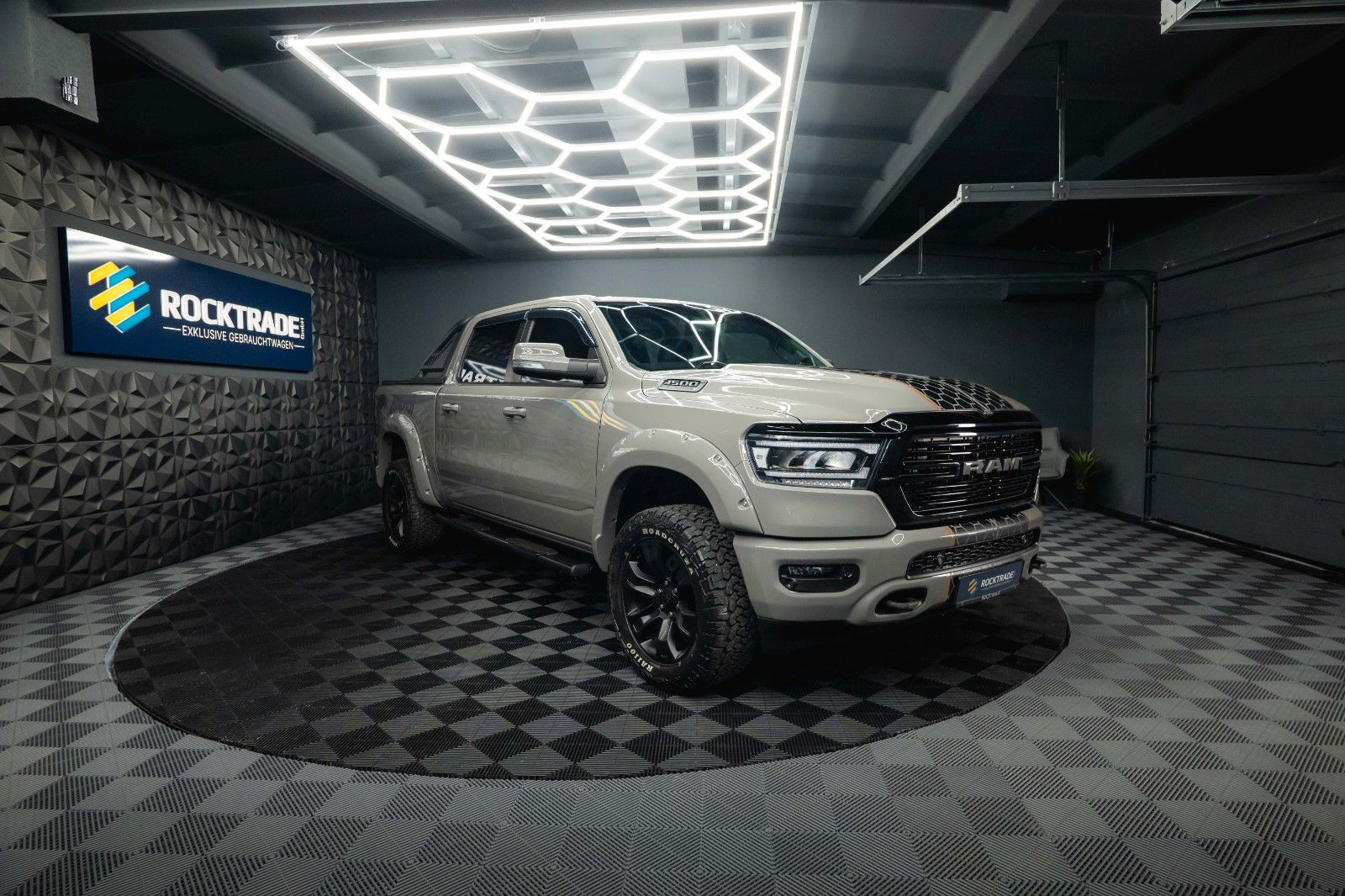 Fahrzeugabbildung Dodge RAM 5.7 V8 HEMI 4x4 OFFROAD Night PUNISHER 19%