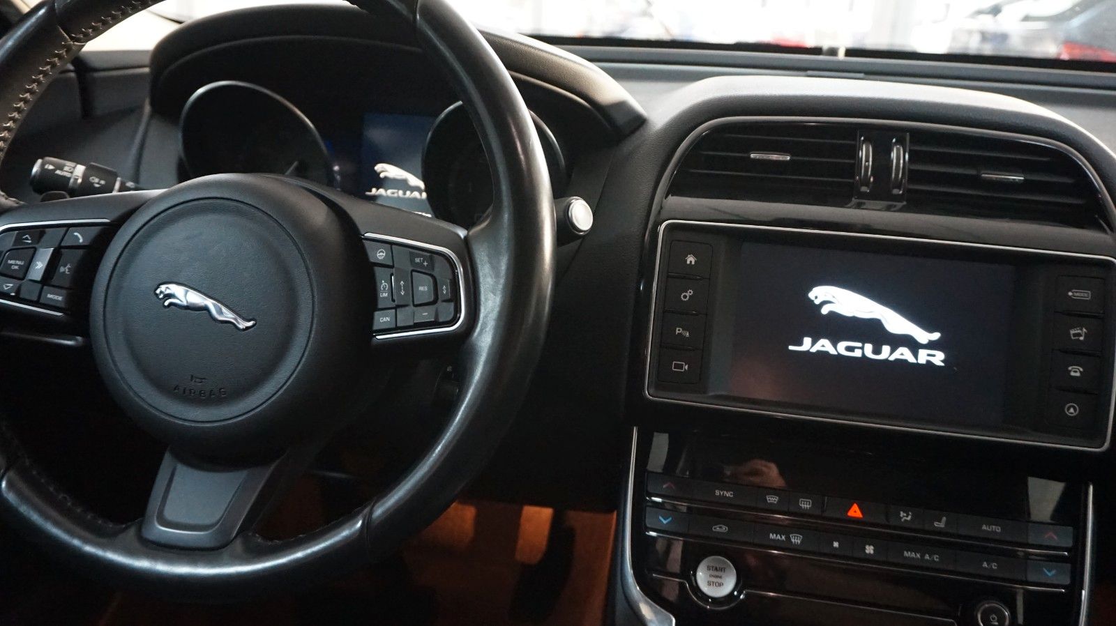 Fahrzeugabbildung Jaguar XE Prestige
