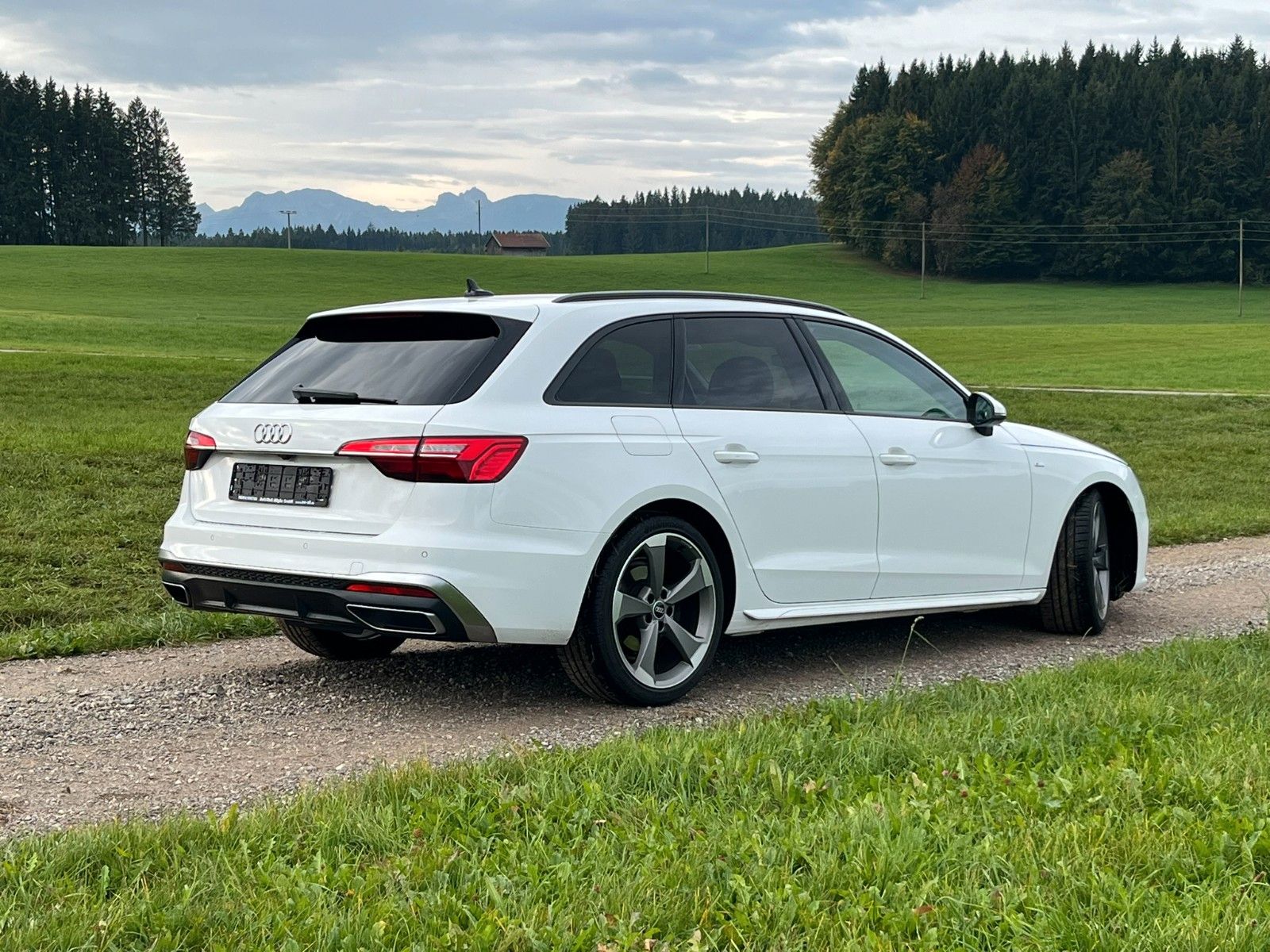 Audi A4 Avant 35 TDI S line foto 4
