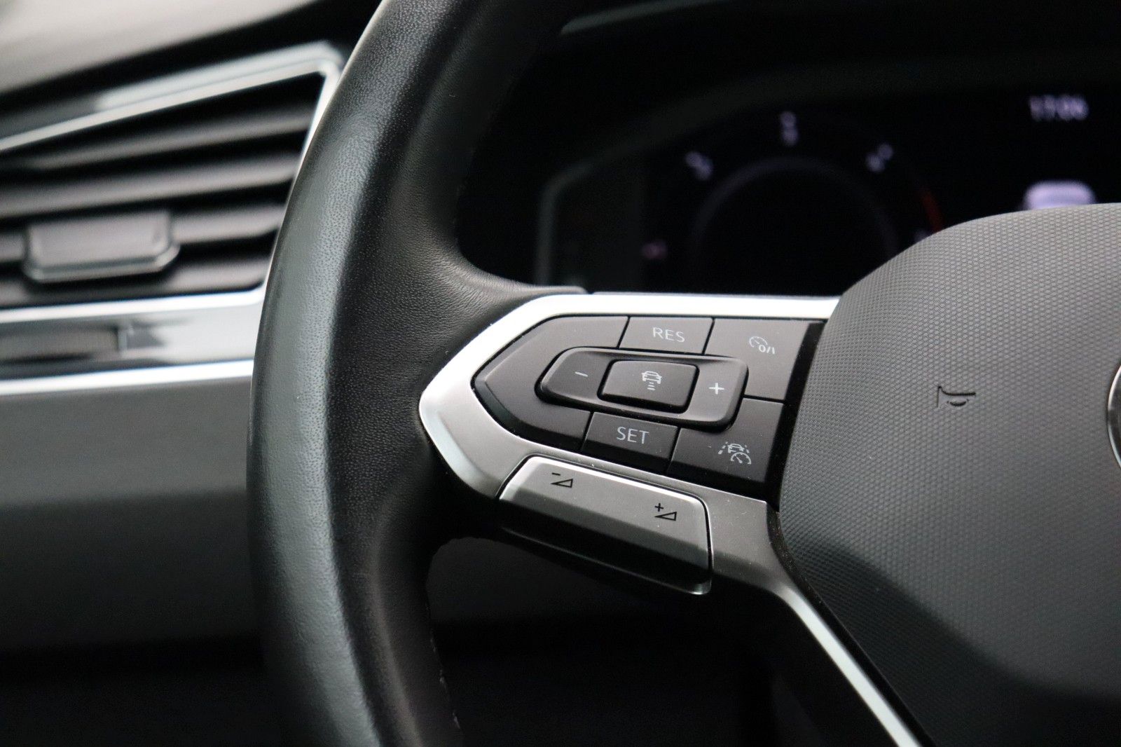 Fahrzeugabbildung Volkswagen Tiguan Elegance 2.0 ACC Matrix AHK