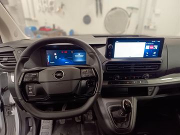 Fotografie 10 des Opel Vivaro Kasten M Navi Kamera Laderaumboden
