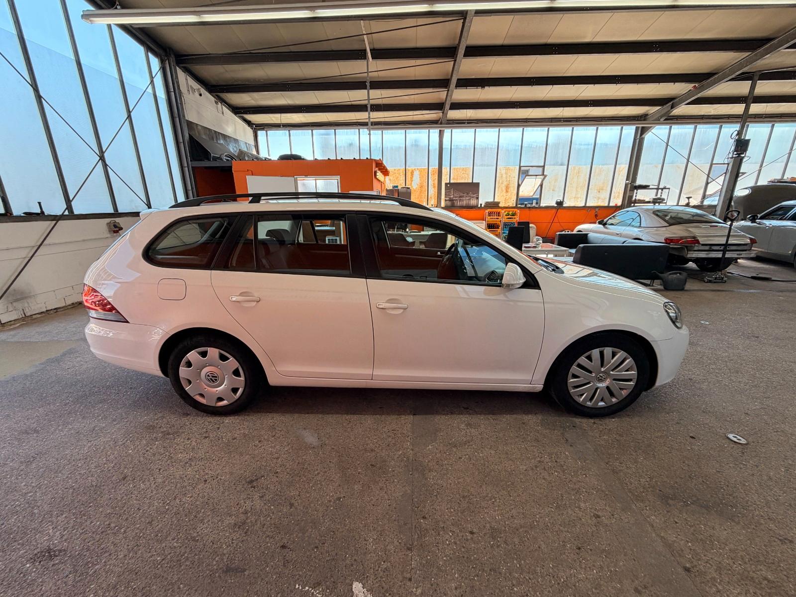 Volkswagen Golf 2011 — engine 1.197 cm³, 105 HP (77kW)