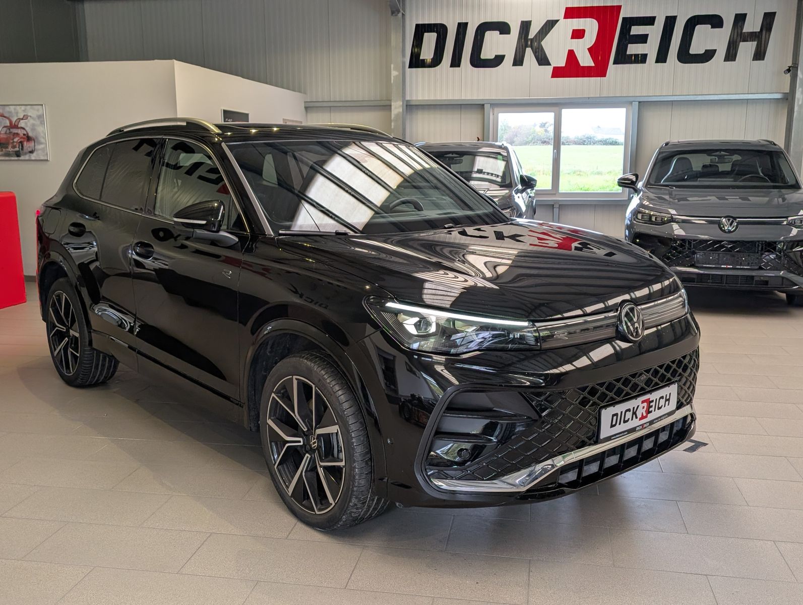 Fahrzeugabbildung Volkswagen Tiguan 2.0TDI R-Line 4M Pano H/K AHK Matrix 20"