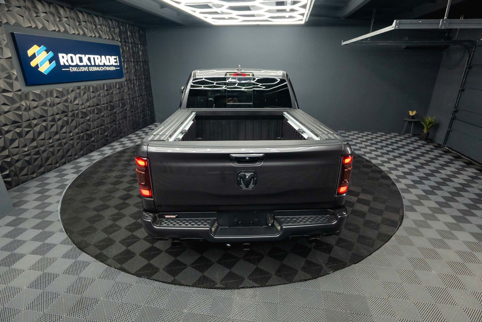 Fahrzeugabbildung Dodge RAM 5.7 V8 HEMI 4x4 NIGHT LARAMIE *RAM BOX*LED*