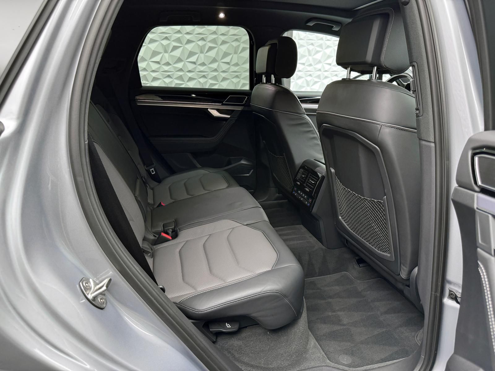Fahrzeugabbildung Volkswagen 4.0 TDI V8*R-LINE*STANDHZ*DYNAUDIO*LUFT*PANO*AHK