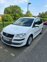 Volkswagen Touran 1.6 7 Sitzer - Volkswagen Touran mit Benzin-Antrieb: Kleinbus, 1.6