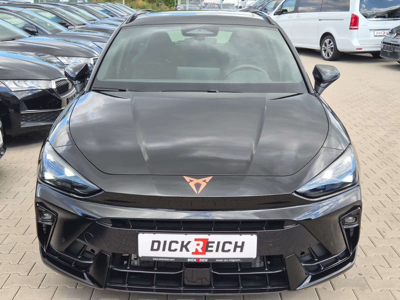 Fahrzeugabbildung CUPRA Leon 1.5 eTSI DSG PANO*AHK*DYNAMICA*EDGE*18" 5JG