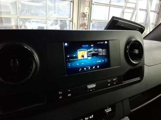 Fahrzeugabbildung Mercedes-Benz Sprinter 317 Kombi L2H2 Mobility Rollstuhl Lift