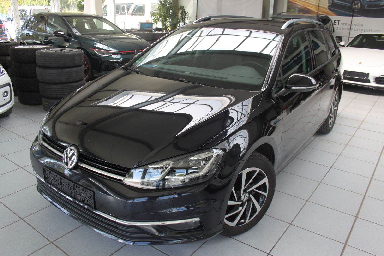 Volkswagen Golf - 1