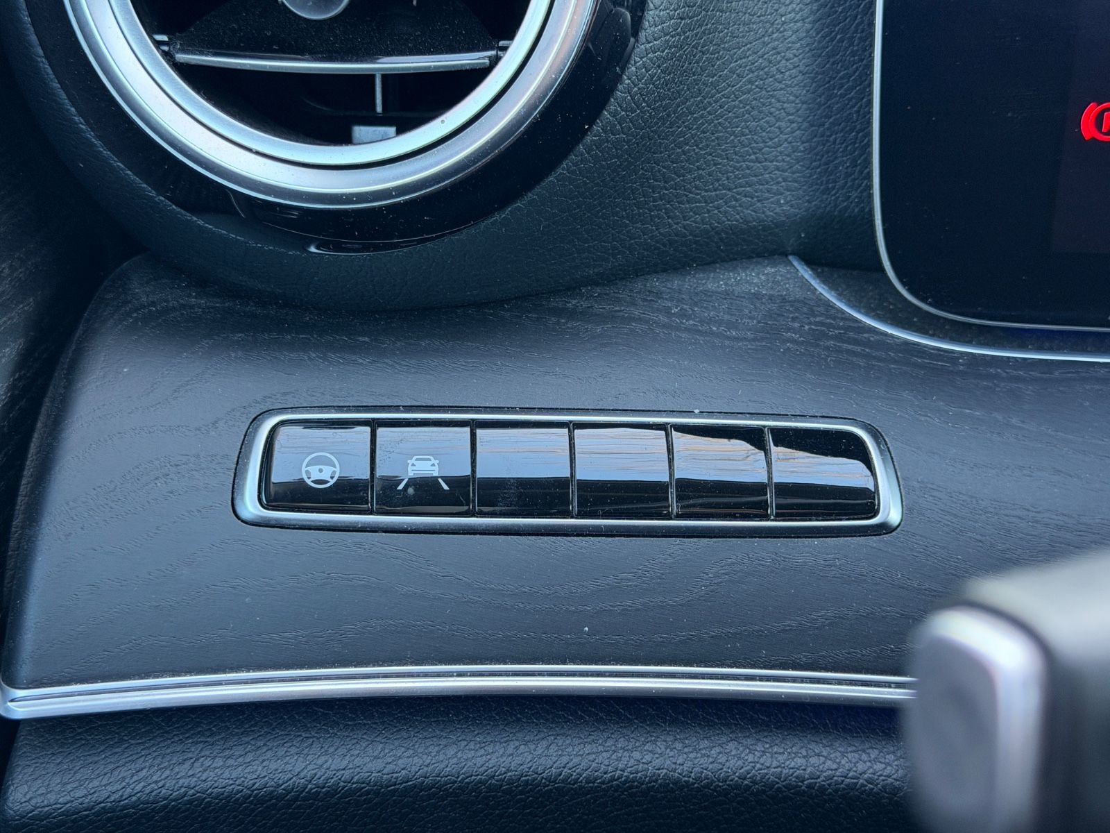 Fahrzeugabbildung Mercedes-Benz E 220 4Matic*MULTIBEAM*360°KAMERA*WIDESCREEN*PDC