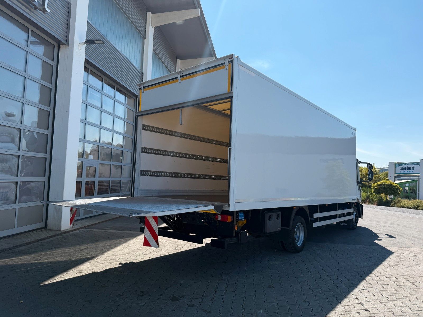 Fahrzeugabbildung Iveco Eurocargo ML120E25 LBW PAlfinger 1.500kg 3 Sitze