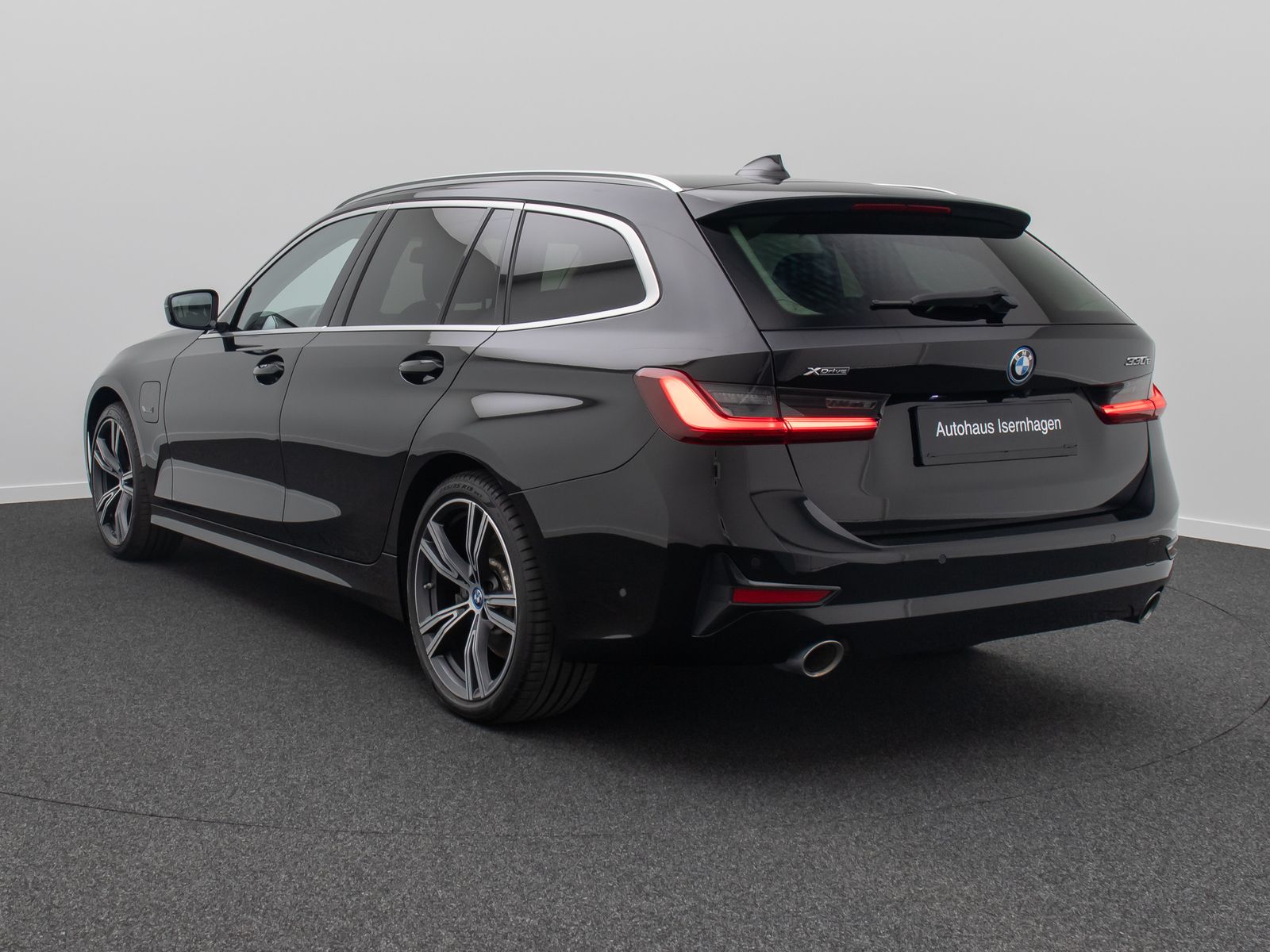 Fahrzeugabbildung BMW 330e xD ACC HUD Kamera DAB Alarm Panorama 19Zoll