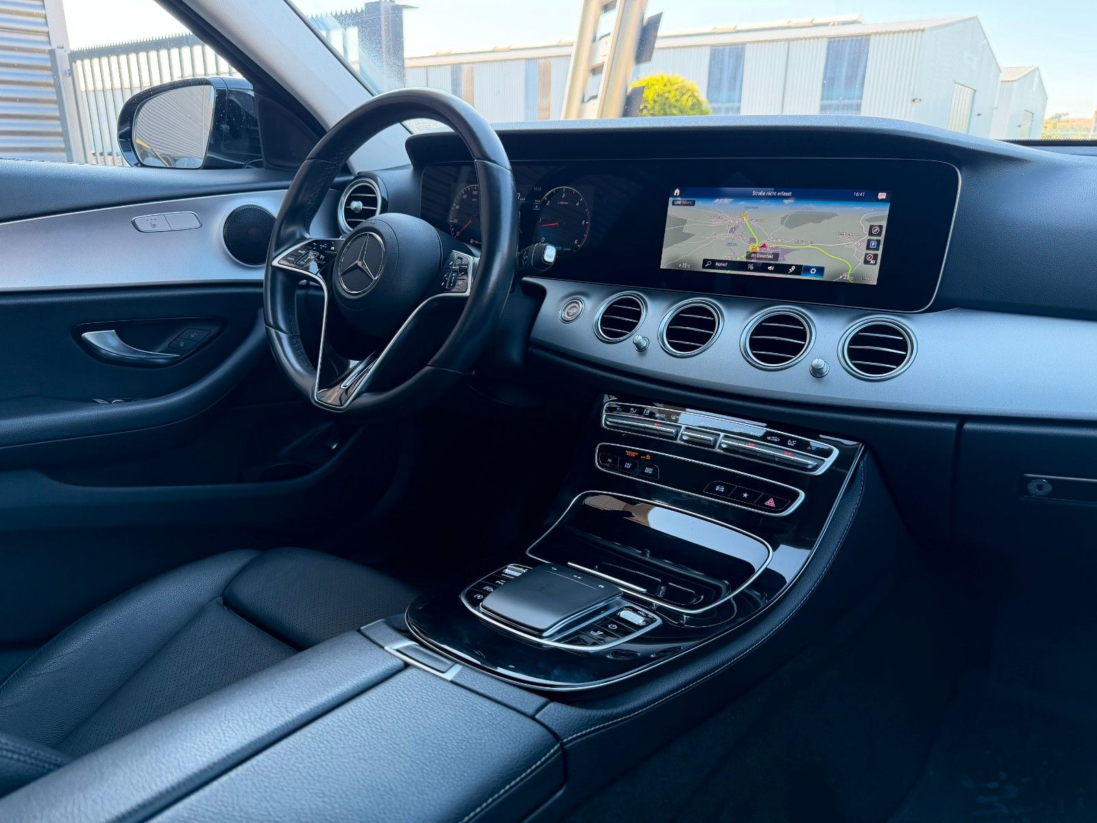 Fahrzeugabbildung Mercedes-Benz E 220d T Avantgarde+RKamera+Leder+Taxi