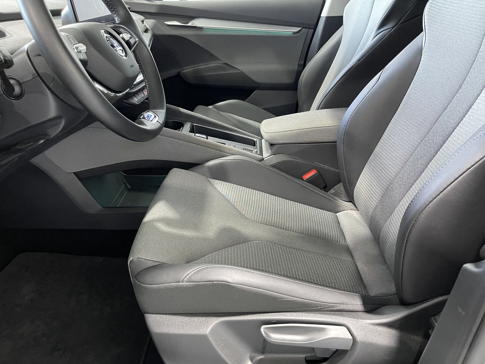 Fahrzeugabbildung SKODA Enyaq 60 Loft*AHK*LED-Matrix*