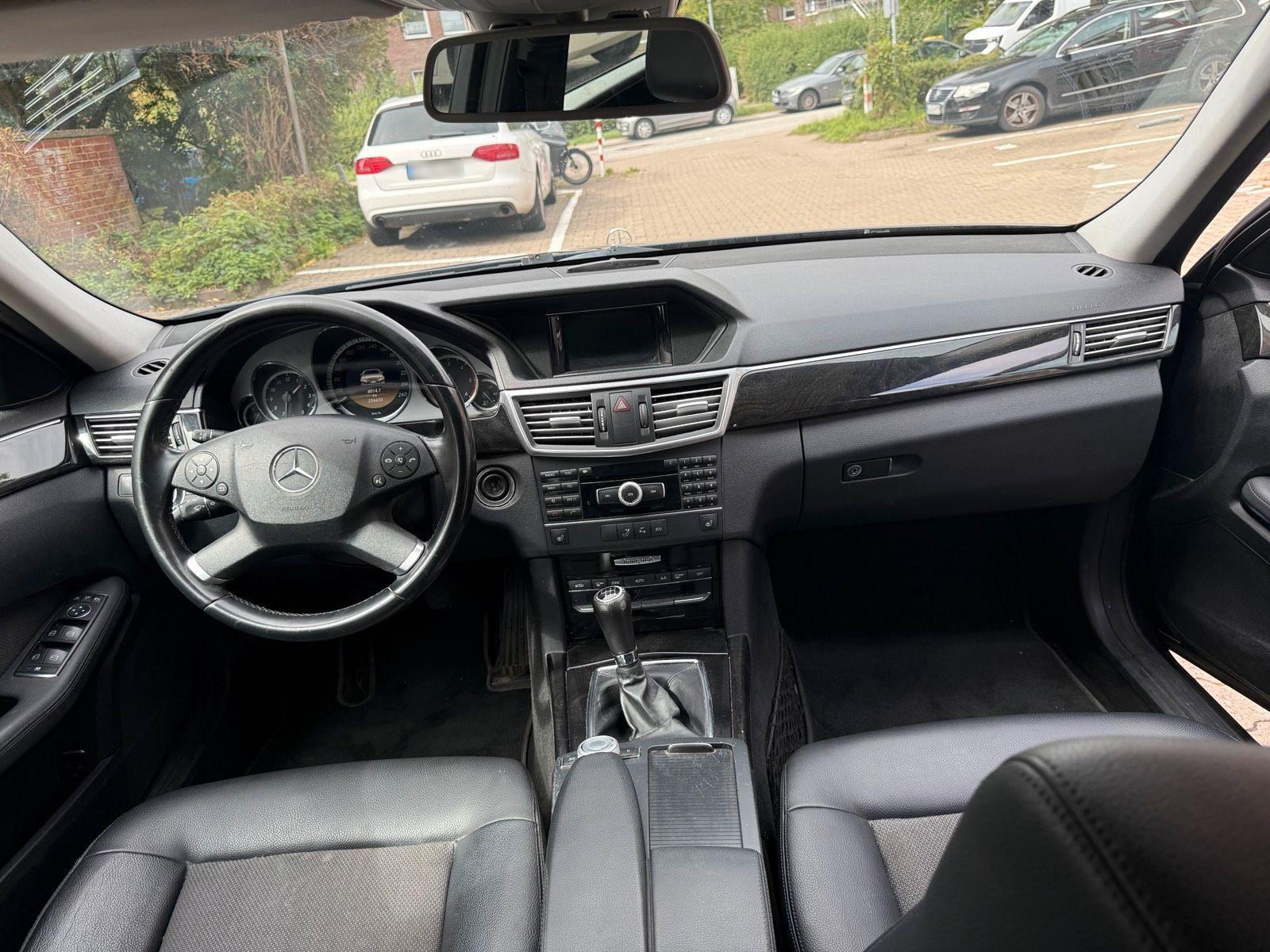 Mercedes-Benz E200 2011 — photo 13
